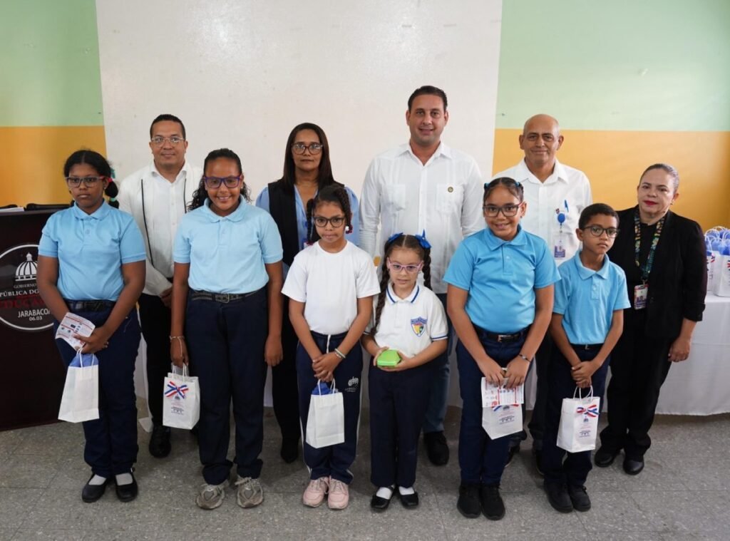 INABIE mejora calidad de vida de 302 estudiantes de Jarabacoa con entrega de lentes correctivos