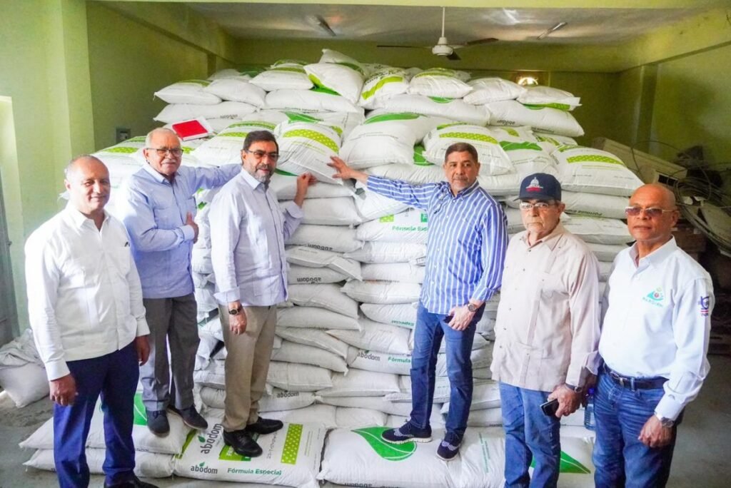 Gobierno entrega 21,300 quintales de fertilizantes para rehabilitar cafetales y musáceas