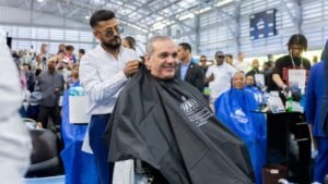 Luis Abinader se reúne con mil peluqueros y barberos de todo el país
