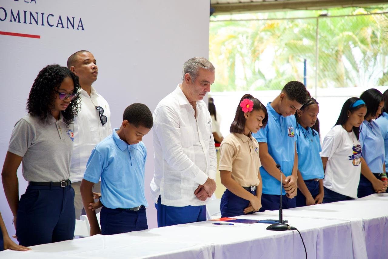 Presidente Abinader insta a jóvenes a estudiar carreras relacionadas con ciencias e idiomas