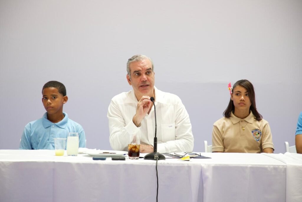 Presidente Abinader insta a jóvenes a estudiar carreras relacionadas con ciencias e idiomas